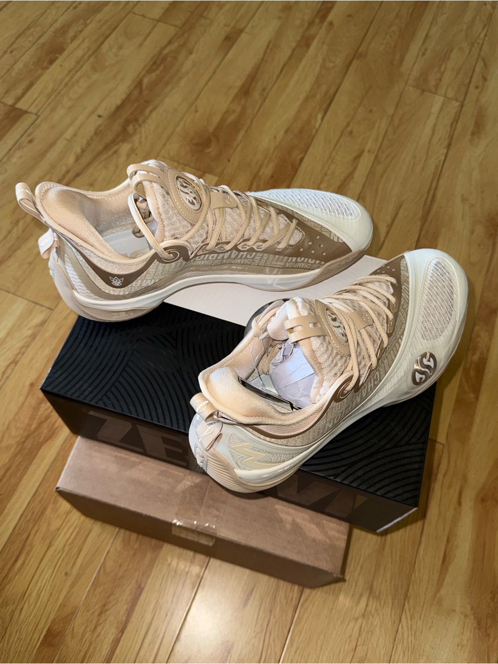 Men’s 361 Degrees Zen VI Basketball Sneakers in Beige Cream